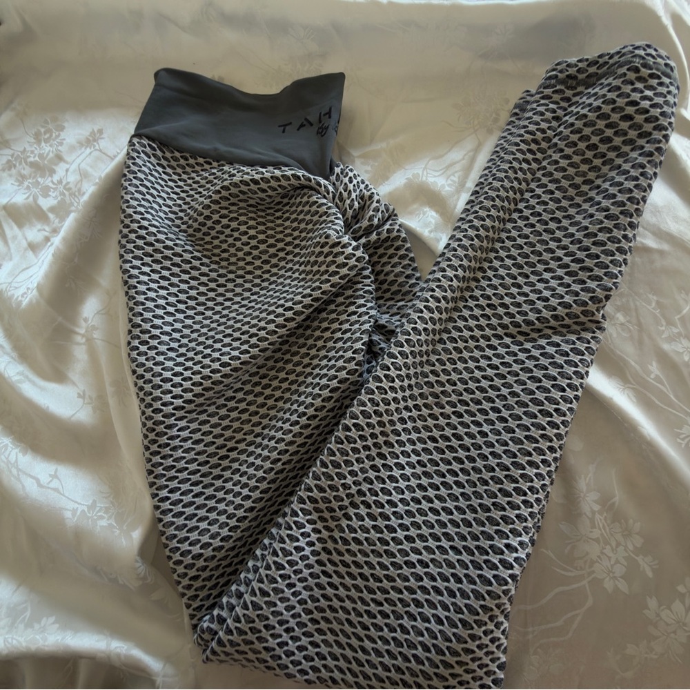 TAHIRA scrunch butt leggings